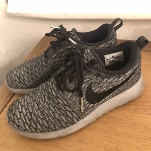 Nike Roshe sneakers in grey knit